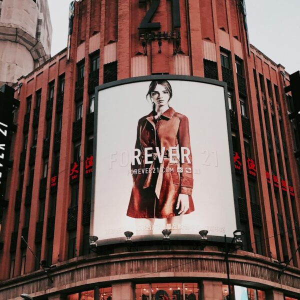 The Psychology Behind Effective Billboard Advertising: Capturing Attention in Seconds